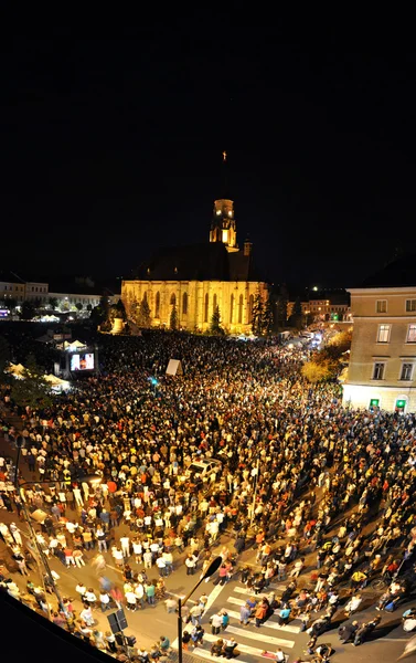 Dez milhares de pessoas, multidão na praça principal da cidade à noite, durante um concerto ao vivo — Fotografia de Stock