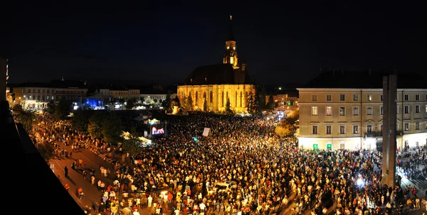 Diez mil personas, multitud en la plaza principal de la ciudad por la noche, durante un concierto en vivo — Foto de Stock