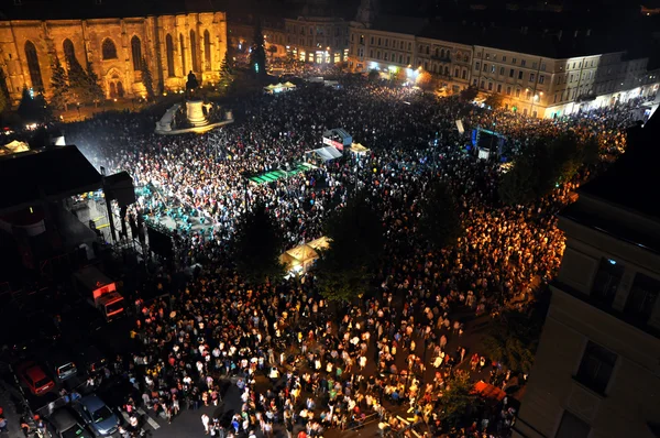 Ten thousands of people, crowd in the main city square at evening, during a live concert — Stock Photo, Image