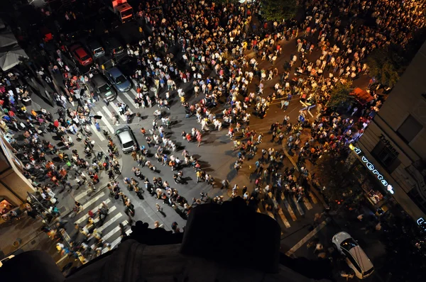 Dez milhares de pessoas, multidão na praça principal da cidade à noite, durante um concerto ao vivo — Fotografia de Stock