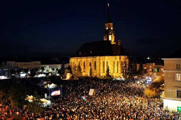 Zehntausende Menschen drängen sich am Abend auf dem Hauptplatz der Stadt bei einem Live-Konzert Stockbild