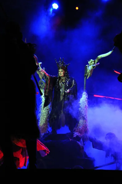 Ópera rock húngara, juego de disfraces Stephen el rey en vivo en el escenario — Foto de Stock