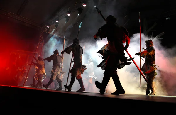 Húngaro rock opera, traje jogar Stephen o rei ao vivo no palco — Fotografia de Stock