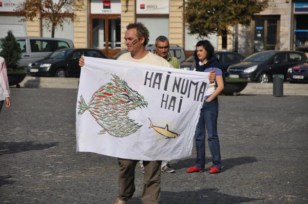 数以百计的罗马尼亚人抗议政府的新法律 — 图库照片