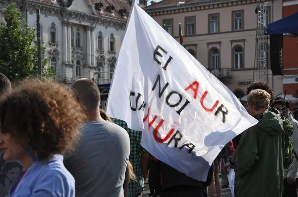 Hundreds of Romanians protest against the government's new law — Stock Photo, Image