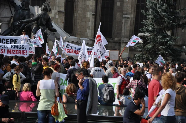 Hundreds of Romanians protest against the government's new law — Stock Photo, Image