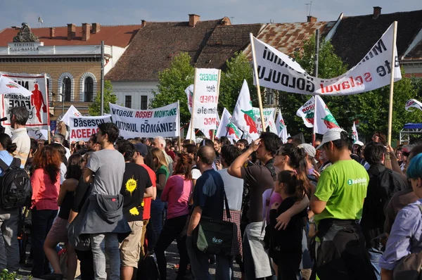 Hundreds of Romanians protest against the government's new law — Stock Photo, Image