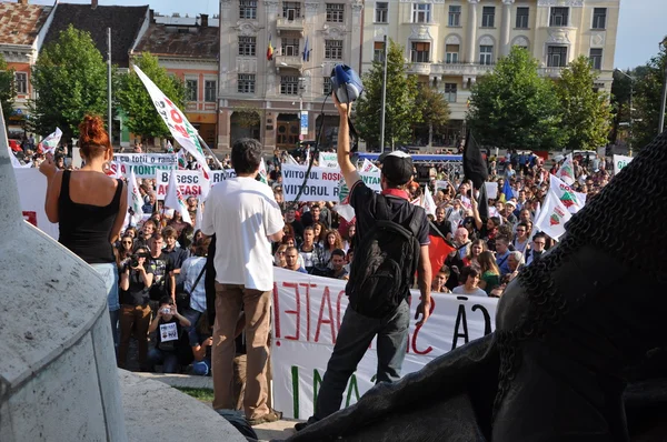 Hundreds of Romanians protest against the government's new law — Stock Photo, Image