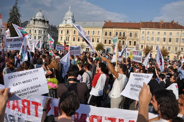 Cientos de rumanos protestan contra la nueva ley del gobierno — Foto de Stock