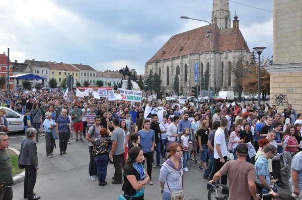 Centenas de romenos protestam contra a nova lei do governo — Fotografia de Stock