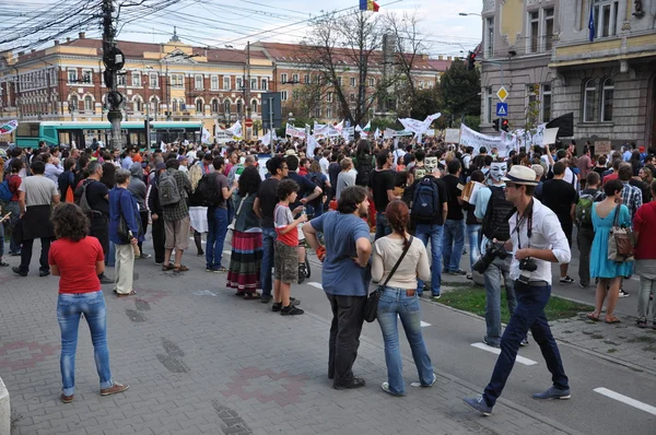 Hundratals rumäner protestera mot regeringens nya lag — Stockfoto