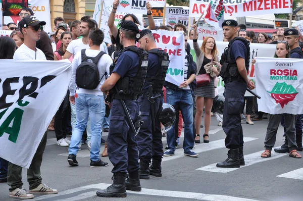 Hundreds of Romanians protest against the government's new law — Stock Photo, Image