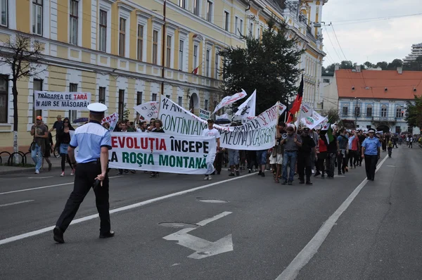 Centenas de romenos protestam contra a nova lei do governo — Fotografia de Stock