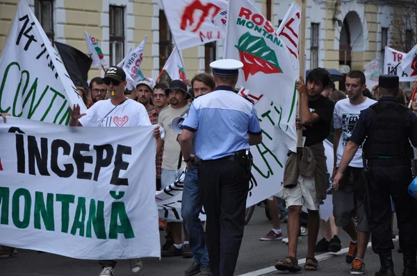 Hundreds of Romanians protest against the government's new law — Stock Photo, Image