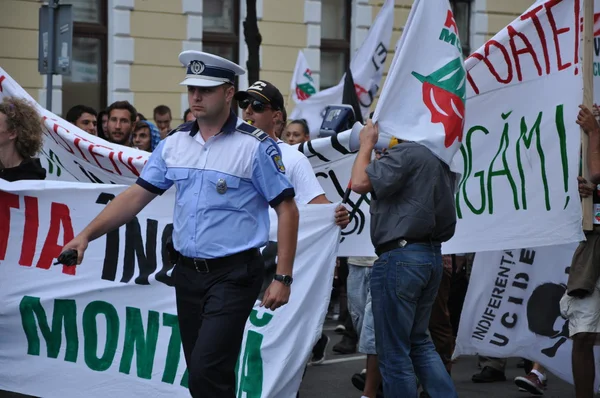 Centenas de romenos protestam contra a nova lei do governo — Fotografia de Stock