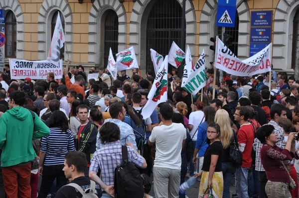 Hundreds of Romanians protest against the government's new law — Stock Photo, Image