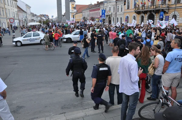 Centenas de romenos protestam contra a nova lei do governo — Fotografia de Stock