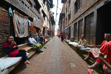 Katmandu varoşlarda yoksulluk içinde yaşayan insanlar. Nepal