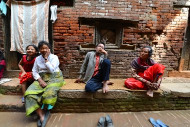 Katmandu varoşlarda yoksulluk içinde yaşayan insanlar. Nepal
