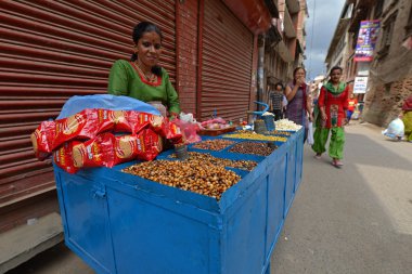 Mısır ve fındık, sokak sokak gıda satan tüccar kadın. Katmandu, nepal