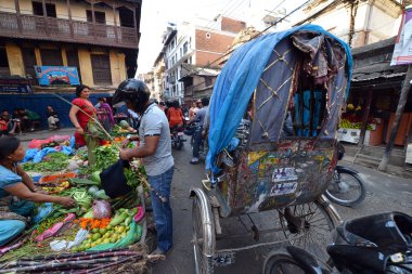 yerel tüccarlar satış sokak gıda ve sebze sokak. Katmandu, nepal