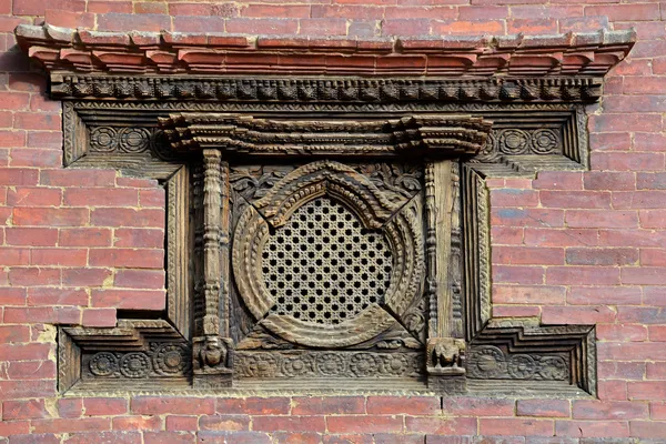 Geschnitzte Holzfenster mit außergewöhnlichen Details über den königlichen Palast. durbar square, patan, kathmandu, nepal — Stockfoto