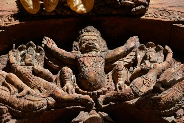 Gesneden houten details op een nepalese tempel deur — Stockfoto