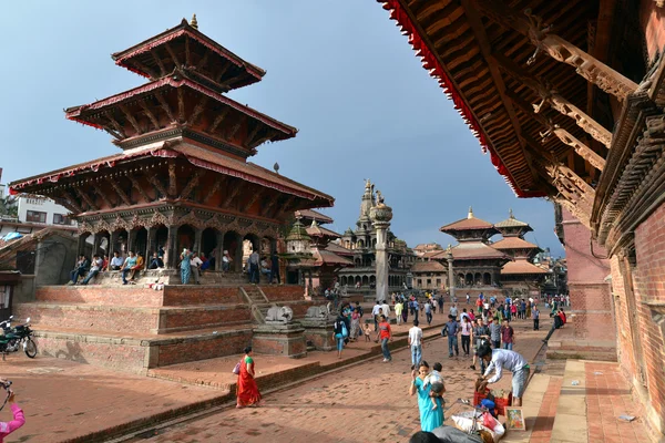 Turisti che visitano piazza Durbar. Patan, Kathmandu, Nepal — Foto Stock