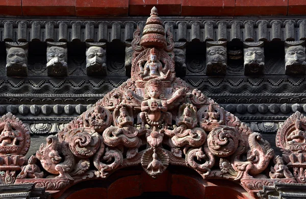 Detalhes de madeira esculpidos em uma porta do templo nepalês — Fotografia de Stock