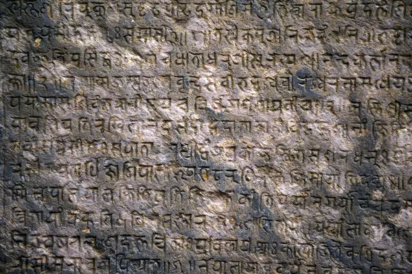 Bakgrund med antika sanskrit text etsad i en sten tablett — Stockfoto