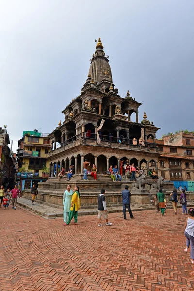 Turister som besöker durbar square. Patan, Katmandu, nepal — Stockfoto