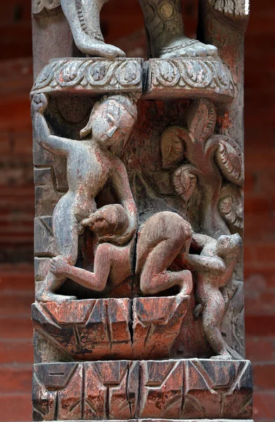 Collectie van erotische gravures, expliciete kama sutra posities op een nepalese tempel in patan, kathmandu, nepal — Stockfoto