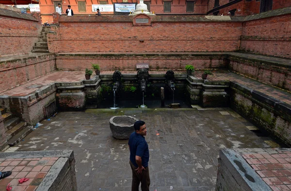 A primavera e as bicas d 'água de Maga Hiti em Patan. Katmandu, Nepal — Fotografia de Stock