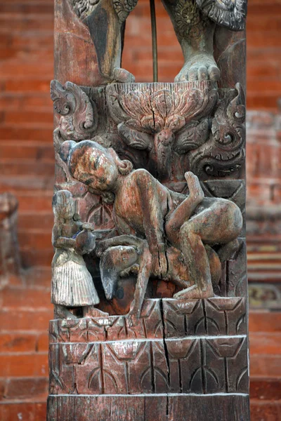 Samling av erotiska sniderier, explicit kama sutra positioner på ett nepalesiska tempel i patan, Katmandu, nepal — Stockfoto