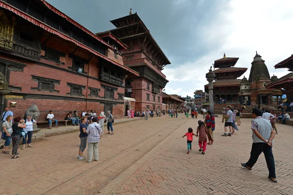 Turistas que visitam a Praça Durbar. Patan, Kathmandu, Nepal — Fotografia de Stock