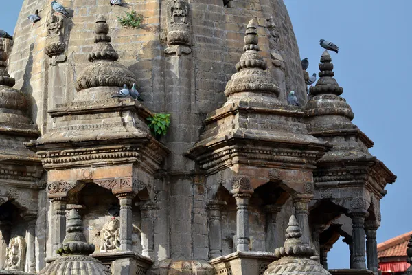 Architecture traditionnelle newari à Patan, Katmandou. Détail du temple de pierre népalais Krishna — Photo