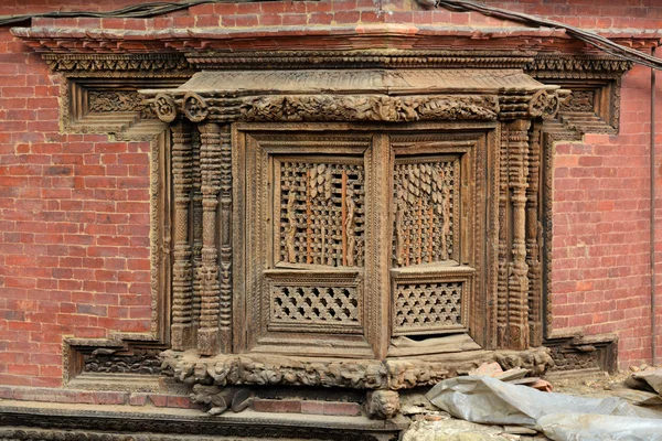 Janela de madeira esculpida com detalhes extraordinários sobre o Palácio Real. Durbar square, Patan, Kathmandu, Nepal — Fotografia de Stock