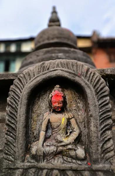 Antiga estatueta de baixo relevo de Buda sentado em Swayambhunath. Katmandu, Nepal — Fotografia de Stock