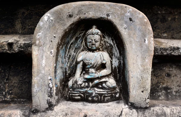 Ancient bas relief statuette of sitting Buddha in Swayambhunath. Kathmandu, Nepal — Stock Photo, Image