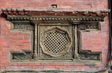 Kraliyet Sarayı üzerinde oyma ahşap pencere. Patan, nepal