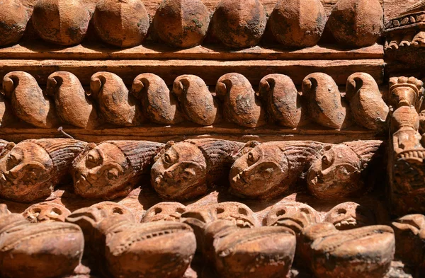 ネパール寺院のドアに彫刻が施された木造の詳細 — ストック写真