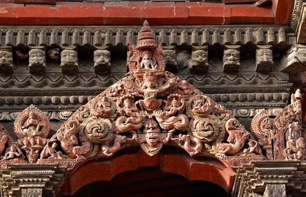 Detalhes de madeira esculpidos em uma porta do templo nepalês — Fotografia de Stock