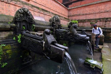 Bahar ve manga hiti durbar Meydanı'nda waterspouts. Patan, nepal