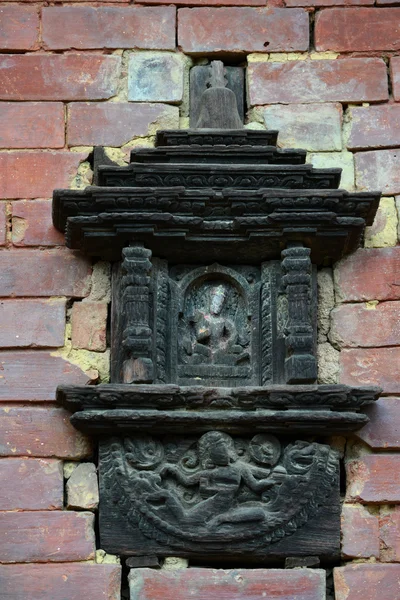 Rzeźbione drewniane szczegóły na mur z cegły — Zdjęcie stockowe