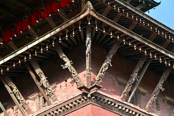 Rzeźbione drewniane tunala kolumny na pagoda — Zdjęcie stockowe