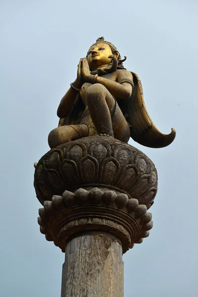 Statue en bronze du roi Yoganarendra Malla sur une colonne à Patan, Népal — Photo