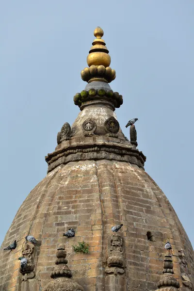 Architecture traditionnelle newari à Patan, Katmandou. Détail du temple de pierre népalais Krishna — Photo