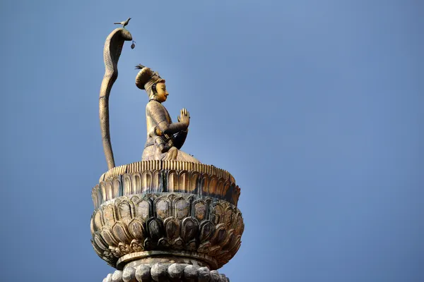 Král yoganarendra malla bronzová socha na koloně v Pátan, Nepál — Stock fotografie