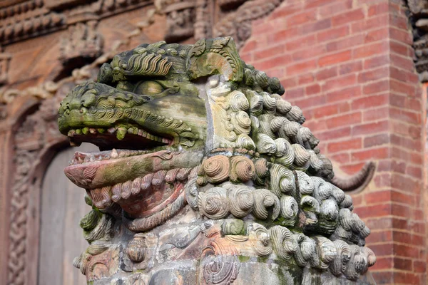 Buddhistiska lejonet statyer skydda ett tempel i bhaktapur, nepal — Stockfoto