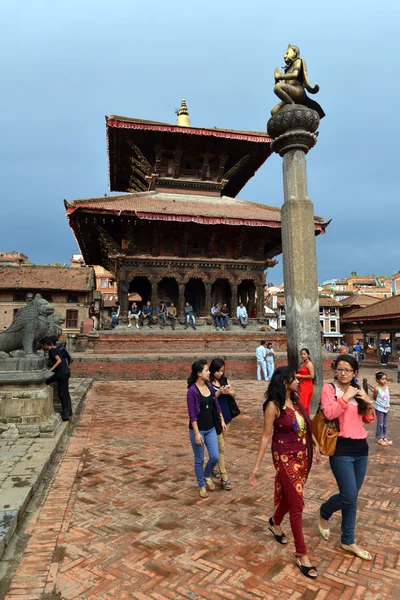 Praça Patan Durbar visitado por turistas. Katmandu, Nepal — Fotografia de Stock